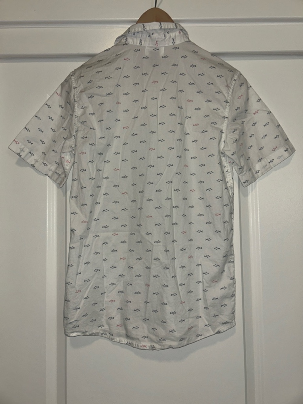 ♻️ Old Navy White Short-Sleeve Button-Down Shirt with sharks Print - Picture 4 of 4